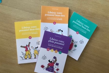 Mars_Conseil_Livres_Nathalie_Moraldo Quatre livres de Sophrologie colorés, posés sur une surface en bois.