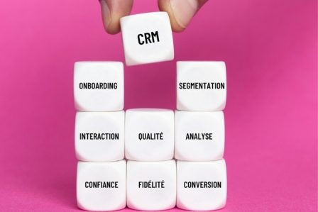 Mars Conseil vous aide à bâtir une relation clients efficace. Cubes avec des mots liés à la gestion de la relation client sur fond rose.
