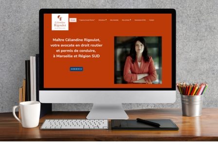 Identité visuelle, réseaux sociaux, création site internet, Mars Conseil vous accompagne - Marseille, France entière Création de site internet pour les avocats : Femme souriante avec des bras croisés devant un ordinateur sur fond rouge.