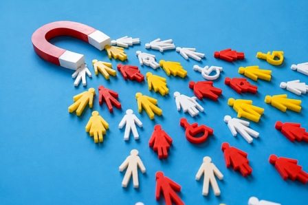 Mars Conseil vous aide prospecter de nouveaux clients. Un aimant attire des figurines en plastique de différentes couleurs.