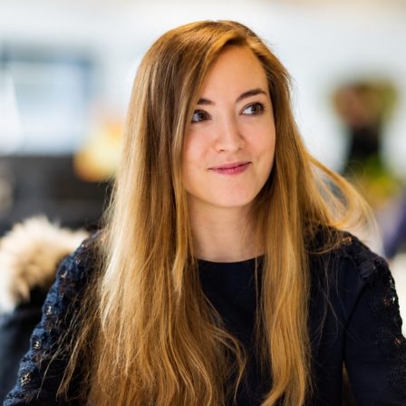 Communication et Intelligence collective Magali Lesain accompagne les PME dans la mise en place de l'intelligence collective. Femme souriante avec de longs cheveux blonds.