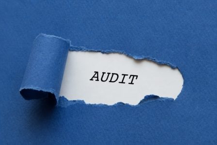 Étude de la concurrence, bonnes pratiques, analyse du chiffre d'affaires, SEO, trafic, réseaux sociaux, RGPD Analyses et études pour les PME. Papier bleu avec un morceau déchiré révélant le mot "AUDIT".