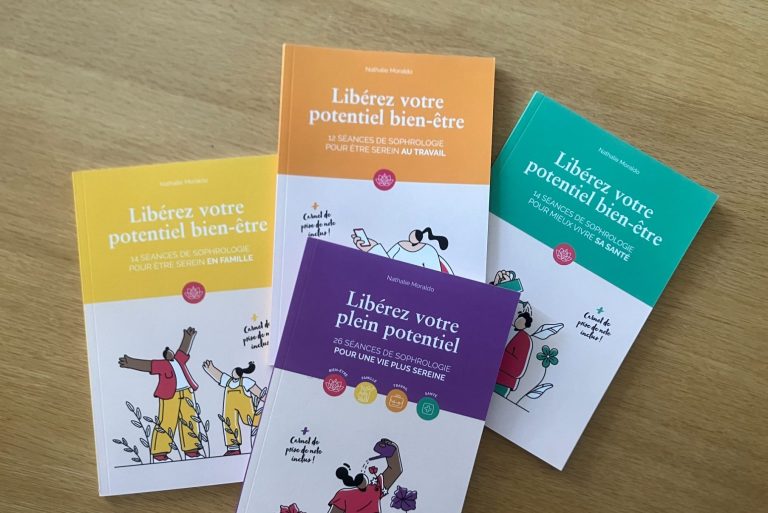 Mars_Conseil_Livres_Nathalie_Moraldo Quatre livres de Sophrologie colorés, posés sur une surface en bois.
