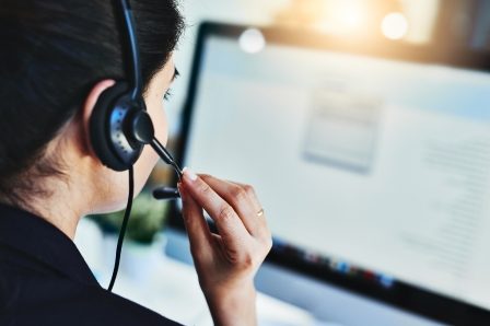 Identité visuelle, réseaux sociaux, création site internet, Mars Conseil vous accompagne - Marseille, France entière Rédaction de scénario commercial pour PME. Femme au bureau portant un casque et utilisant un ordinateur.